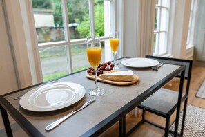Dining - Luxury Liverpool Family Home with parking| Sleep 7 (Merseyside)