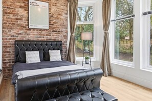 2 bedrooms, Internet, bed sheets - Luxury Liverpool Family Home with parking| Sleep 7 (Merseyside)