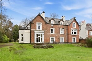 Exterior - Luxury Liverpool Family Home with parking| Sleep 7 (Merseyside)