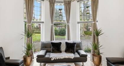 Luxury Liverpool Family Home with parking| Sleep 7