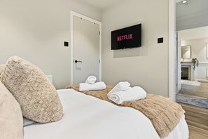 5 bedrooms, iron/ironing board, free WiFi