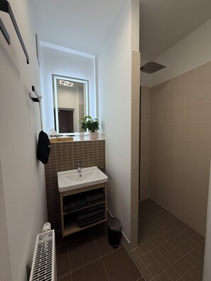 Shower, hair dryer, towels, soap - Fewo Fibi - Central city apartment - 2 bedrooms - 4 beds - kitchen (Bamberg)