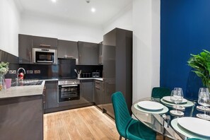 Fridge, microwave, oven, stovetop - Central Brighton Apartment Sleeps 6 Ground Floor (Brighton and Hove)