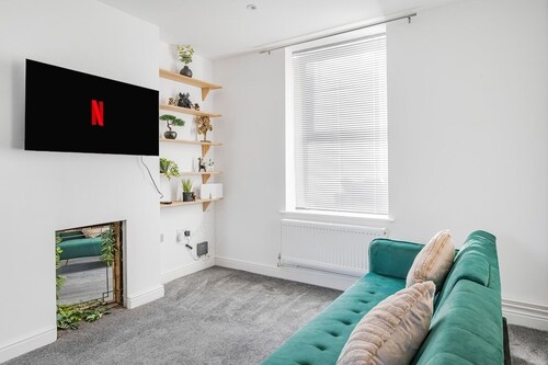 Bright & Cosy 3 Bed Home I Parking I Sleeps 6