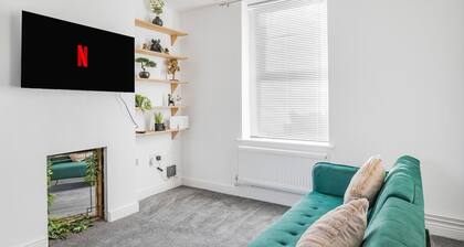 Bright & Cosy 3 Bed Home I Parking I Sleeps 6