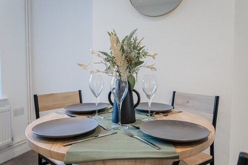 Bright & Cosy 3 Bed Home I Parking I Sleeps 6