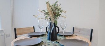 Bright & Cosy 3 Bed Home I Parking I Sleeps 6