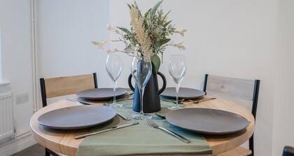 Bright & Cosy 3 Bed Home I Parking I Sleeps 6