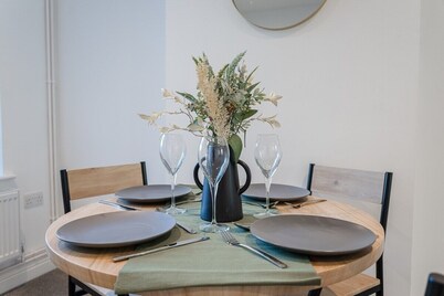 Bright & Cosy 3 Bed Home I Parking I Sleeps 6