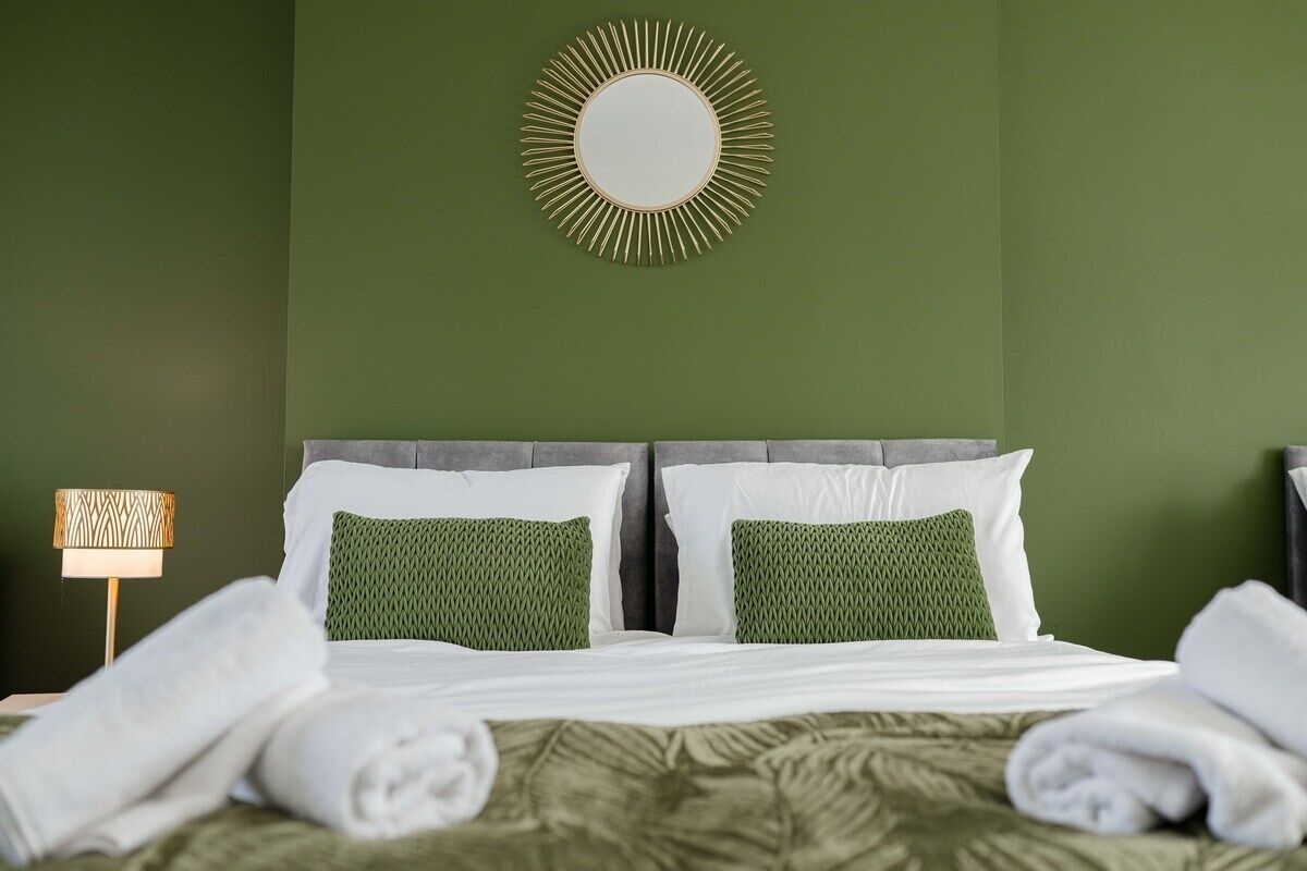 3 bedrooms, iron/ironing board, internet, bed sheets