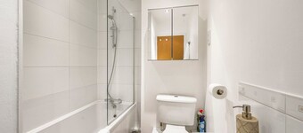 3 Bed Townhouse | Secure Parking | Sleeps 9