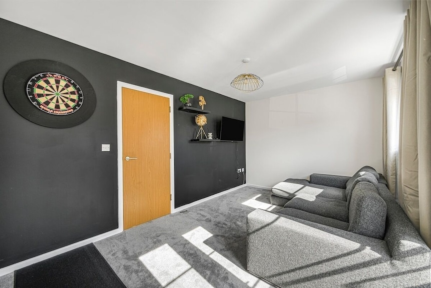 3 Bed Townhouse | Secure Parking | Sleeps 9 - Ipswich, UK