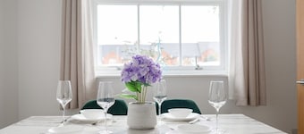 Bright & Modern 3 Bed Home | Sleeps 5