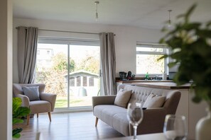 Interior - Spacious 4 Bed Home | Sleeps 8-10 (Essex)