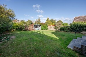 Property grounds - Spacious 4 Bed Home | Sleeps 8-10 (Essex)