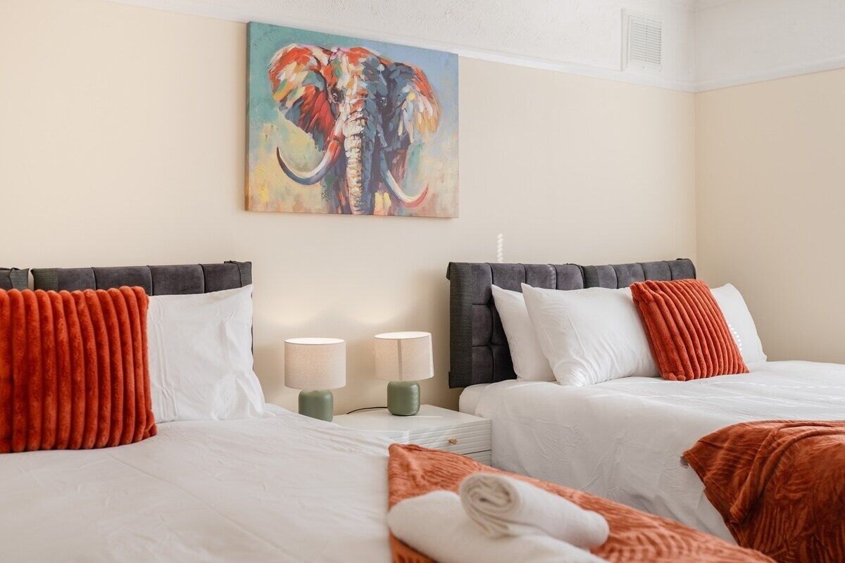 4 bedrooms, iron/ironing board, Internet, bed sheets