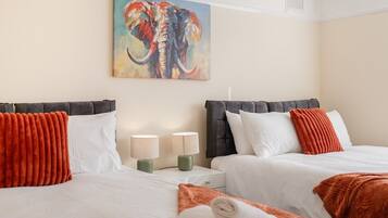 4 bedrooms, iron/ironing board, Internet, bed sheets