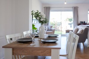 Dining - Spacious 4 Bed Home | Sleeps 8-10 (Essex)