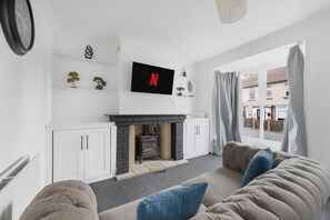 TV - Modern 3Bed | A13/M25/Basildon Hospital | Sleeps 6 (Essex)