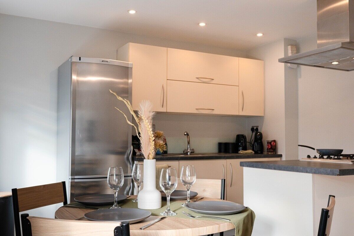 Coffee/tea maker, fridge, microwave, oven