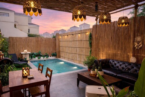 Western townhouse with swimming pool