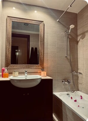 Sèche-cheveux, serviettes fournies, savon, papier toilette