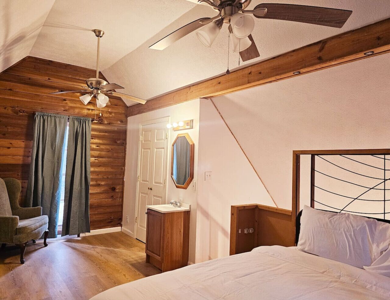 Desk, iron/ironing board, WiFi, bed sheets