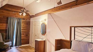 Desk, iron/ironing board, WiFi, bed sheets