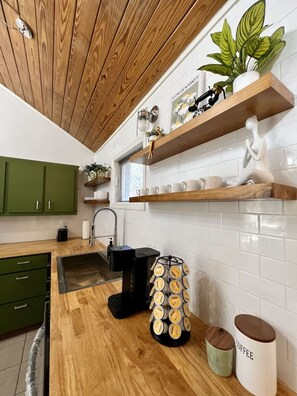 Refrigerador, cafetera/tetera, utensilios de cocina