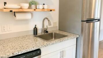 Lave-vaisselle, cafetière-théière, vaisselle et ustensiles