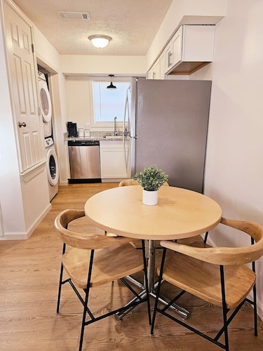 Cozy 2-Bedroom Haven: Sleeps 5!
