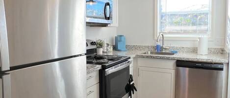 Frigorifero, microonde, forno, piano cottura