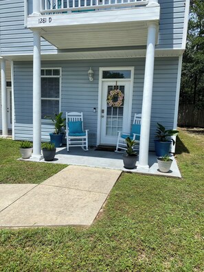 Exterior - Furnished Townhome-3BR/ 3B - Short walk to beach and restaurants; Community Pool (Gulfport)