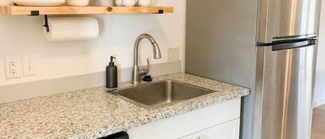 Lavavajillas, cafetera y tetera y utensilios de cocina