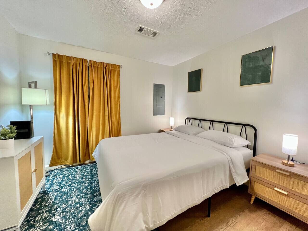 Iron/ironing board, WiFi, bed sheets