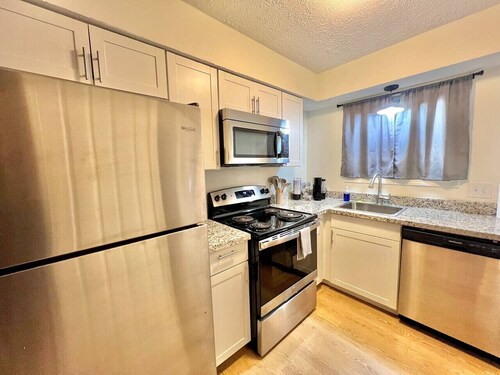 Comfy Convenience 2 BR Close 2 MSU