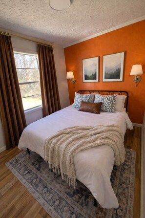 Iron/ironing board, WiFi - Stark Social House | Sleeps 6 | Game Day (Starkville)