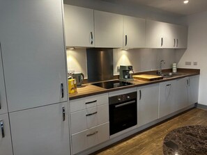 Private kitchen - Spacious 2-Bed Apartment In Arno's Vale (Arno's Vale)