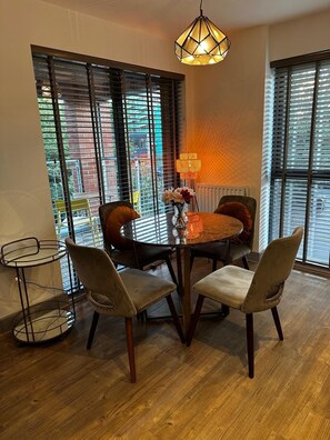 Dining - Spacious 2-Bed Apartment In Arno's Vale (Arno's Vale)