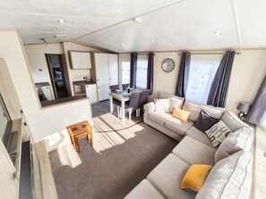 TV, fireplace - Birchington Vale - 2 Bedroom Sleeps 6 (Birchington-on-Sea)