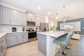 Fridge, microwave, oven, stovetop - Solara Resort~Heated Pool~Near Disney~Fresh Home (Kissimmee)
