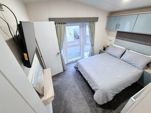 2 عدّة غرف نوم وواي فاي مجانًا وملاءات أسرّة