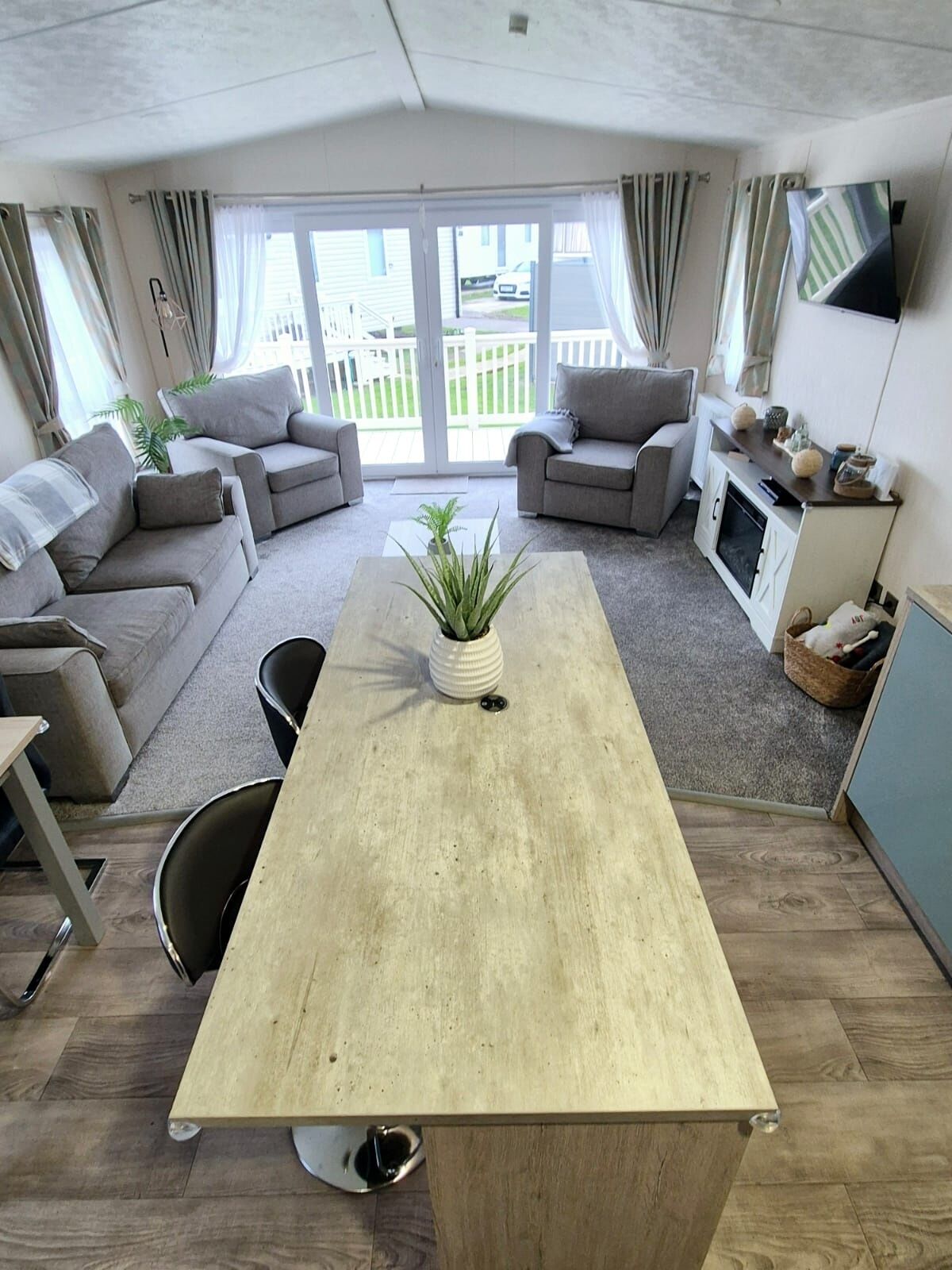 Televisión y chimenea 