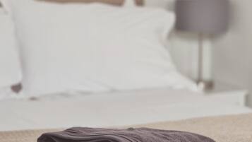 2 bedrooms, iron/ironing board, internet, bed sheets