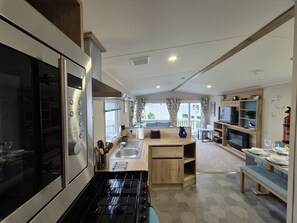 Fridge, microwave, oven, toaster - Whitstable Neptune - Alberta Holiday Park (Whitstable)