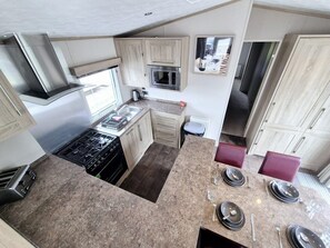 Fridge, microwave, oven, stovetop - The Helmsley Lodge - Alberta Holiday Park (Whitstable)