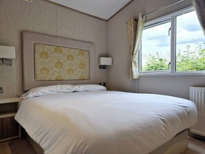 3 bedrooms, bed sheets - The Helmsley Lodge - Alberta Holiday Park (Whitstable)