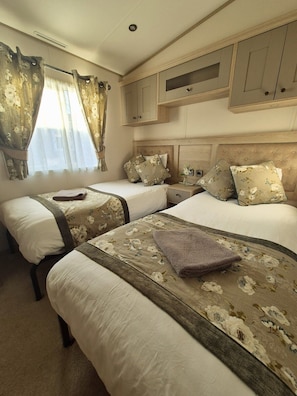 2 bedrooms, iron/ironing board, free WiFi, bed sheets - Whitstable Pearl - Alberta Holiday Park (Whitstable)