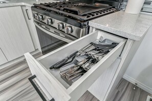 Private kitchen - DT 5BR House | 2 Suites, 7 Bed+Sofa Bed, Sleeps 15 (Calgary)