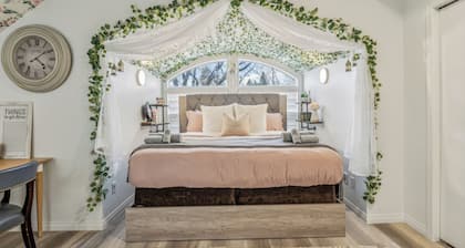 DT 5BR House | 2 Suites, 7 Bed+Sofa Bed, Sleeps 15